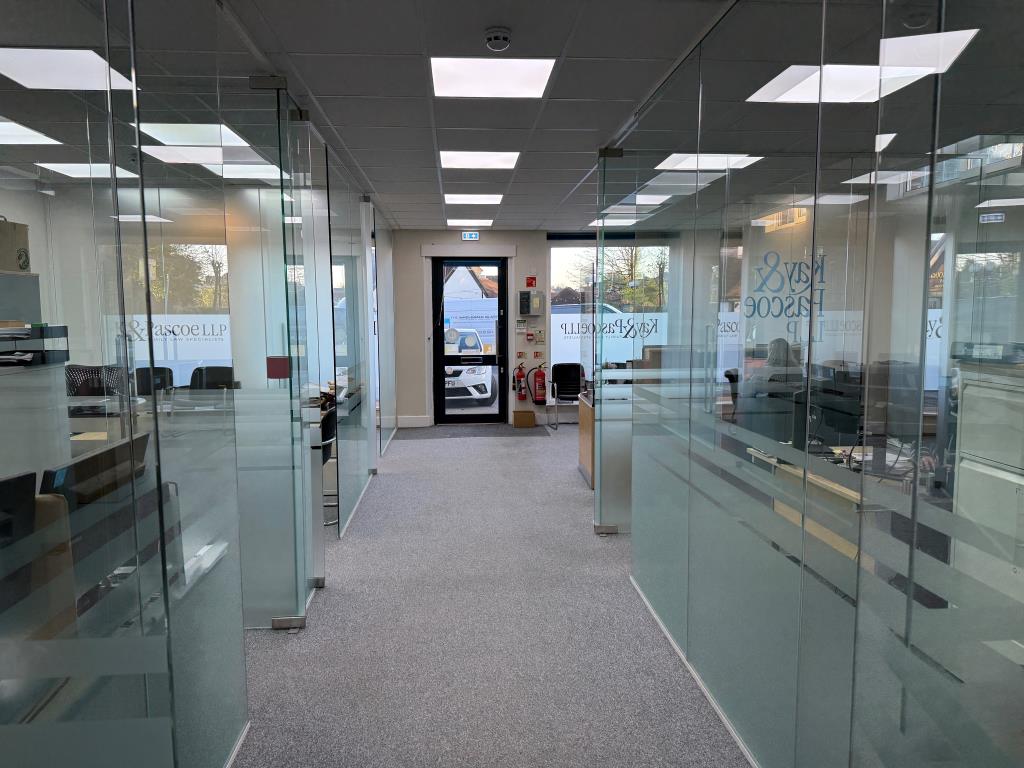 Lot: 79 - MIXED USE INVESTMENT ON HIGH STREET LOCATION - Ground floor commercial unit